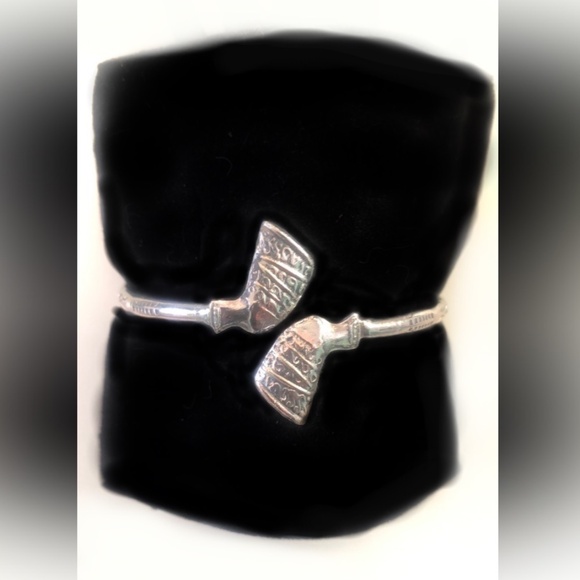 Egyptian Queen Nefertiti Silver Toned Cuffed Bracelet - Picture 5 of 5